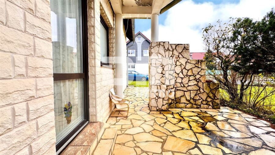 (R)eserviert!!!Modernisiertes Ein- bis Zweifamilienhaus mit Anbau BJ 1992 + 2. Baugrundstück - Terrasse teilüberdacht Anbau